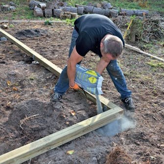 Bygga Vedförråd: Häll en halv säck betong i varje hål Bygga Vedförråd